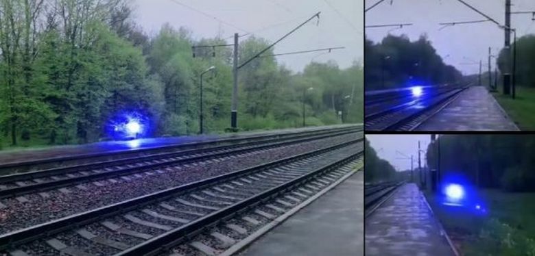 Una strana palla luminosa blu vola sopra la ferrovia e poi esplode.