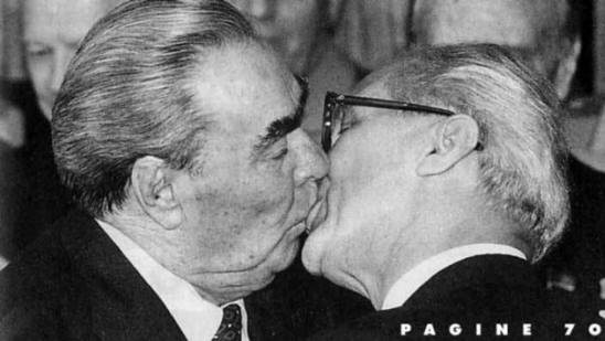 Dopo ogni incontro, Erich Honecker ha portato con sé un pezzo di Leonid Ilyich. E un po 'di citomegalovirus.