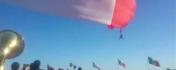 Il destino interpreta un uomo e un uomo vola su una bandiera