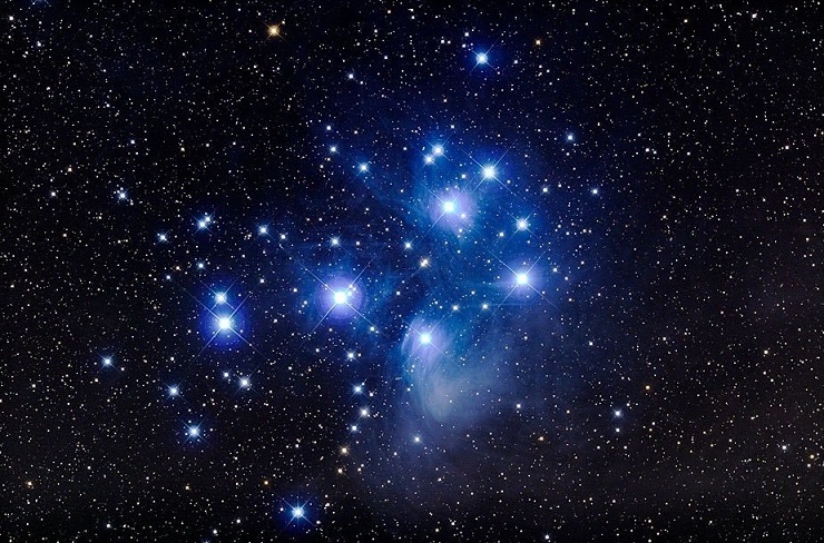 La luce di una stella illuminava una nebulosa che si avvicinava con grande velocità.