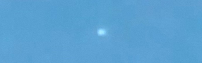 UFO incandescente e parte del relitto che si è schiantato a terra