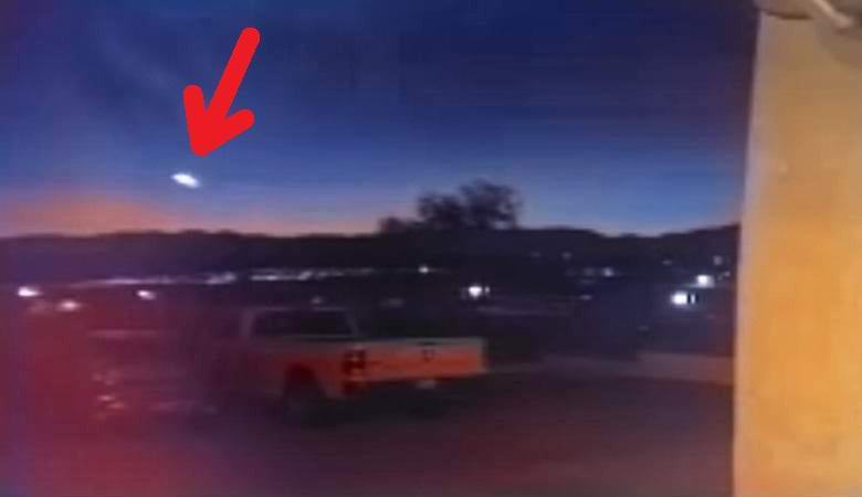 Un UFO luminoso ha sorvolato la città dell'Arizona la sera