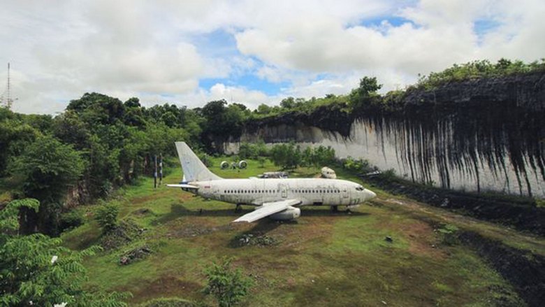 Il mistero di un aereo abbandonato a Bali