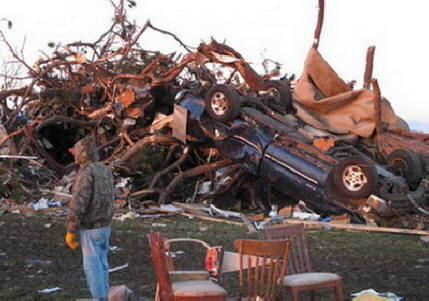 Un americano ha girato un video unico da un imbuto tornado