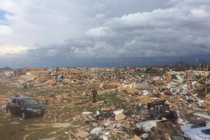 Un americano ha girato un video unico da un imbuto tornado