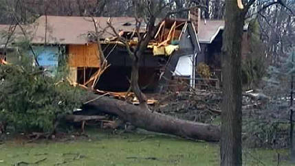 Un americano ha girato un video unico da un imbuto tornado