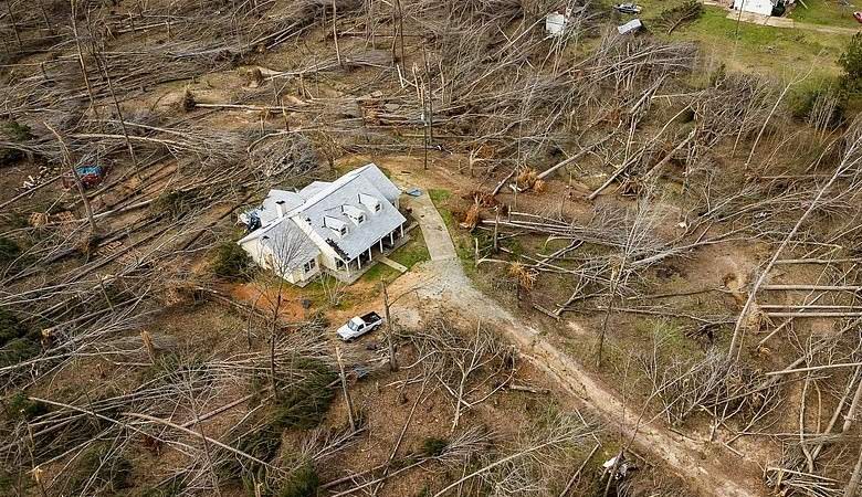 Il tornado non è stato miracolosamente distrutto dalla casa che è entrata nel suo epicentro