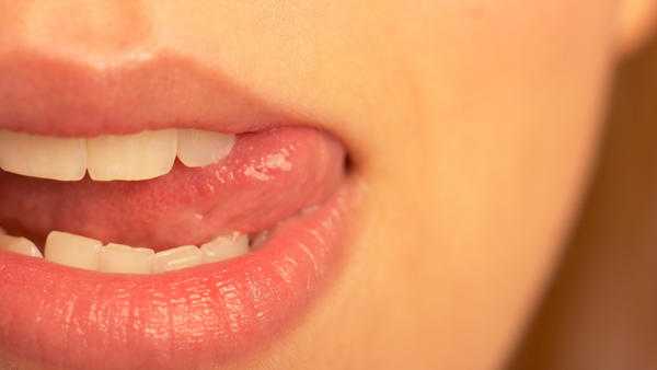 la lingua prude sul lato sinistro 