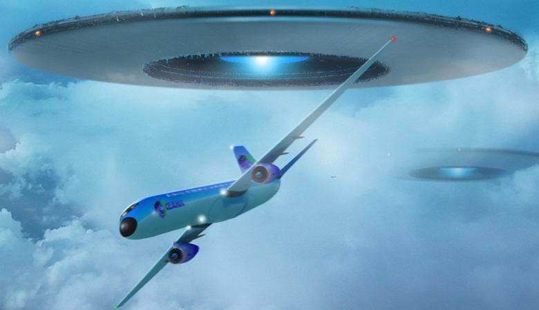 Tre UFO luminosi hanno accompagnato l'aereo di linea