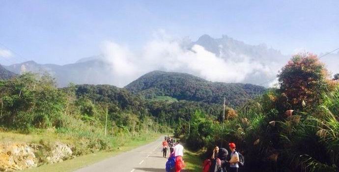 I turisti, dopo essersi sollevati su una montagna sacra, hanno causato un forte terremoto