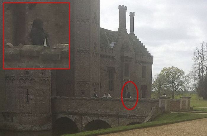 Un turista ha fotografato un fantasma di un vecchio castello