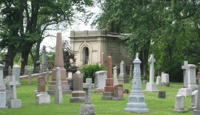 Un turista ha fotografato una strega in un cimitero inglese