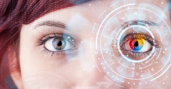 Gli scienziati hanno inventato una lente a contatto che avvicina gli oggetti a comando