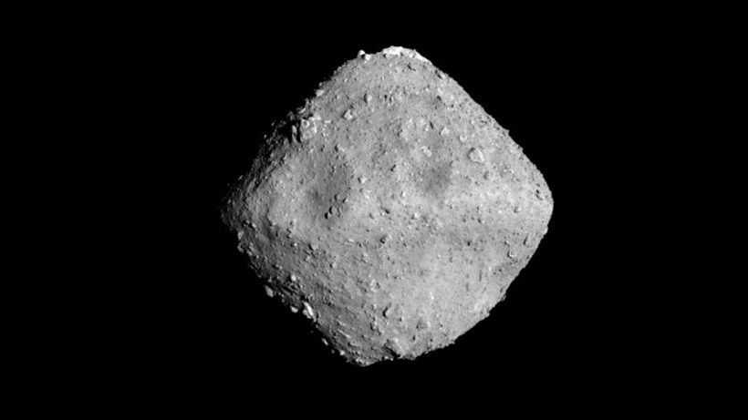 Gli scienziati non riescono a capire perché non ci sia polvere sull'asteroide Ryugu.