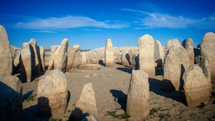 Gli scienziati hanno scoperto un altro Stonehenge in un posto inaspettato.