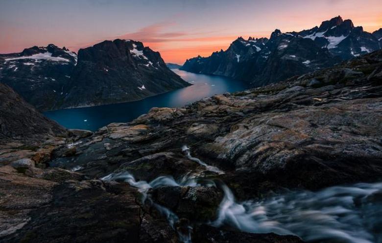 Gli scienziati hanno scoperto aree oscure sulla calotta glaciale della Groenlandia, sotto le quali la neve si scioglie intensamente