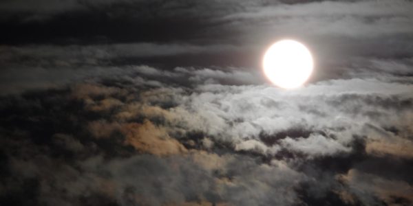 Gli scienziati hanno determinato l'età esatta della luna