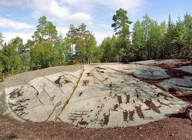 Gli scienziati hanno confermato che i petroglifi nella penisola di Kola sono più antichi della piramide di Cheope