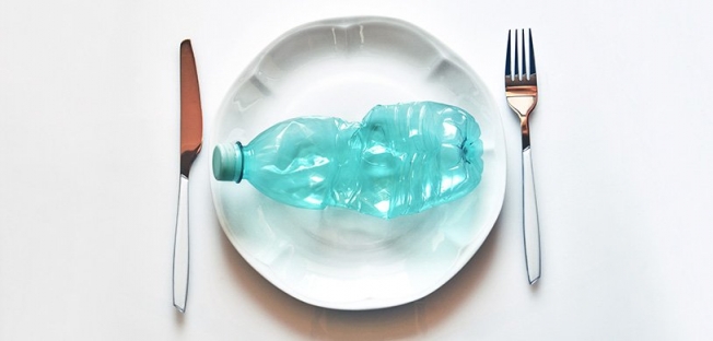 Gli scienziati hanno detto quanta plastica mangia una persona