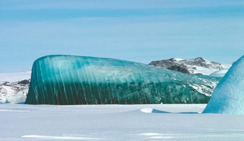 Gli scienziati hanno svelato il segreto degli iceberg color smeraldo