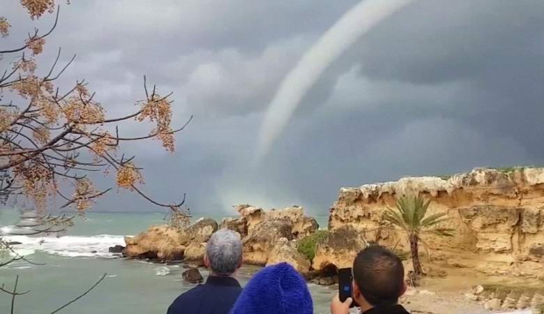 Un fantastico tornado formato al largo della costa di Cipro