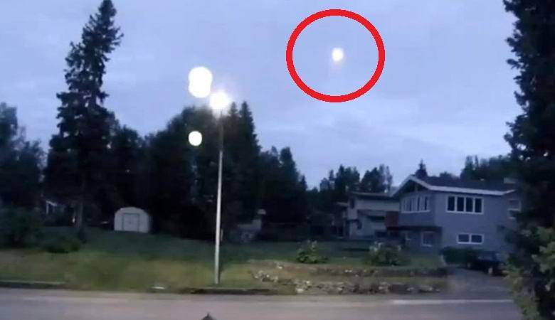 Una straordinaria sfera luminosa si alza in cielo