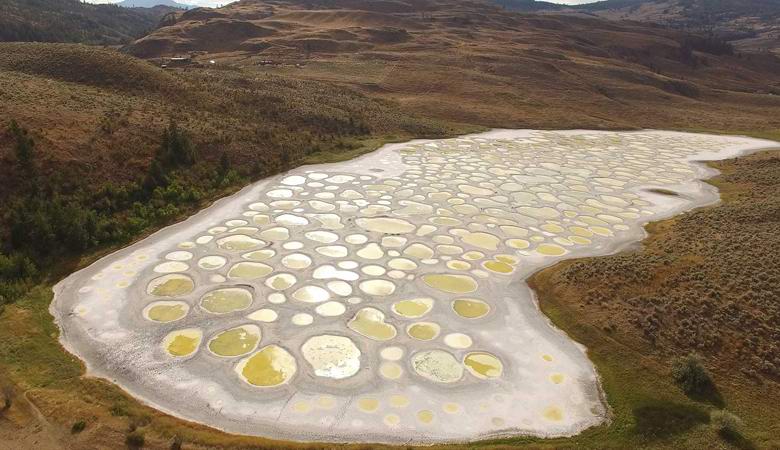 Lo straordinario lago curativo in Canada duplica completamente l'ambiente di Marte