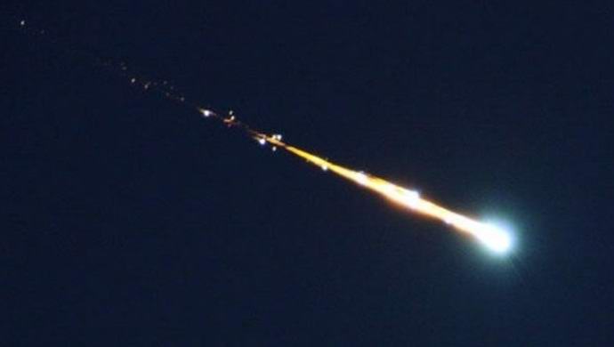 Video incredibile con una meteora che sorvola un vulcano in eruzione