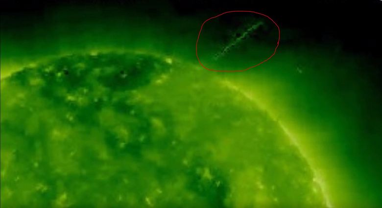 Gli ufologi hanno scoperto di nuovo un enorme UFO nell'orbita del sole