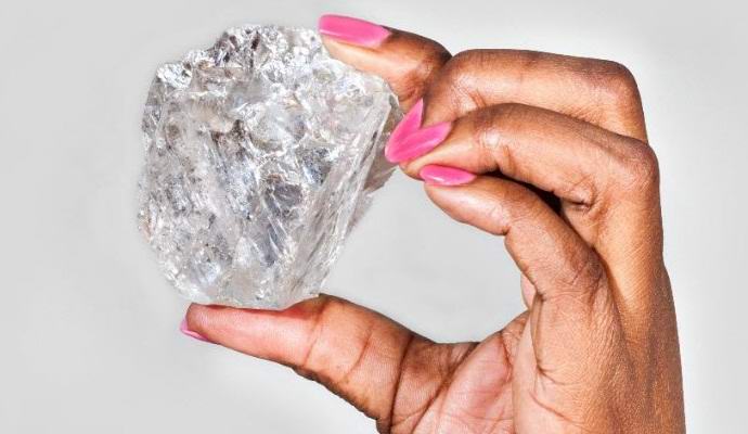 Un enorme diamante da record estratto in Africa