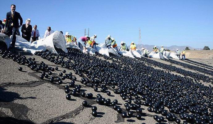 Milioni di palline di plastica sono cadute in un serbatoio americano.