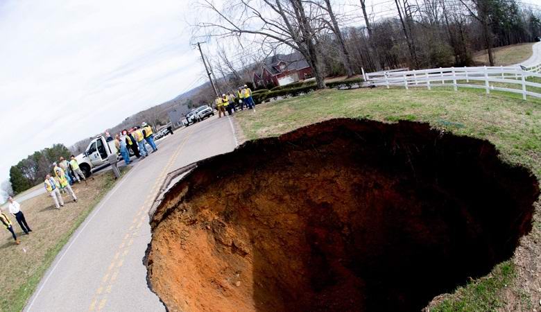 Nella città americana, un enorme imbuto si è formato nel terreno