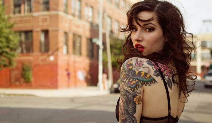 I souvenir sotto forma di pelle intagliata con tatuaggi sono apparsi in America