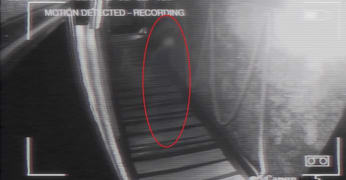 In Inghilterra, una figura spettrale è stata girata su un ponte di corda