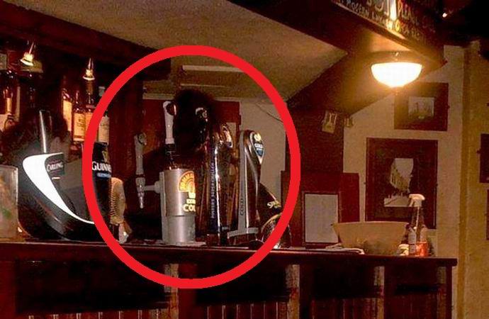 Un uomo ombra abita in un pub inglese.