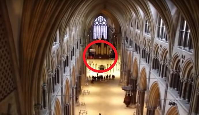 Un fantasma è stato girato in una cattedrale inglese