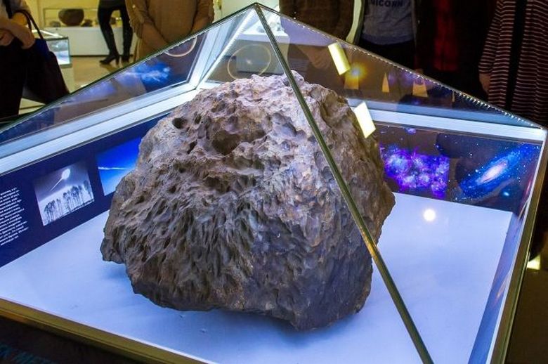 Nel Museo di Chelyabinsk, una cupola si è alzata spontaneamente sopra un frammento di un meteorite del 2013