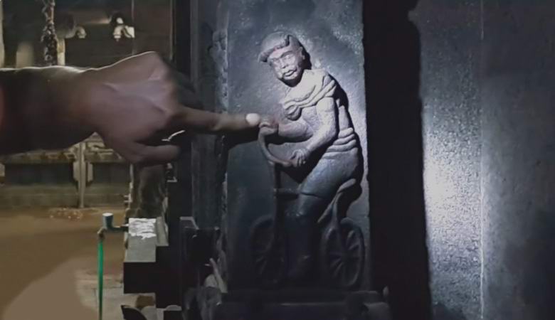 L'immagine di una bicicletta moderna è stata scoperta in un antico tempio indiano