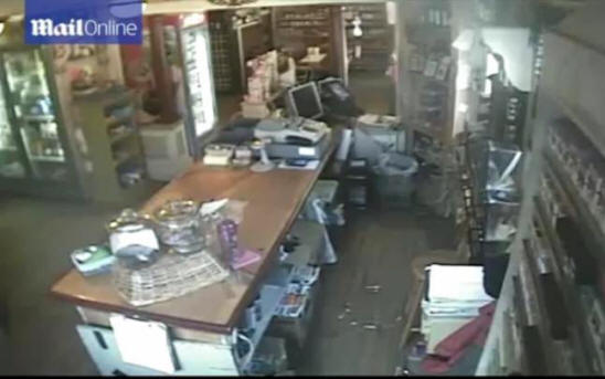 A Guildford, l'invisibile ha gettato piatti di vetro dal tavolo