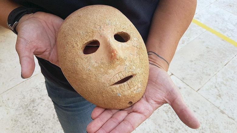 In Israele, ho trovato una maschera di pietra unica, che ha migliaia di anni