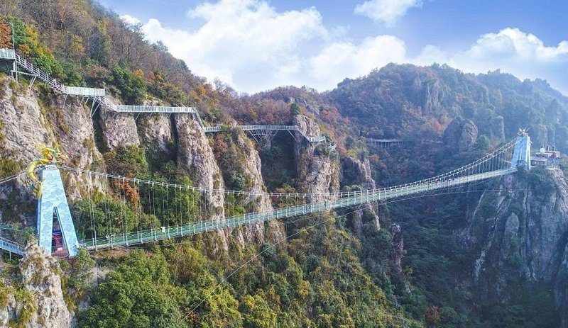 La Cina ha aperto un altro ponte di vetro più lungo