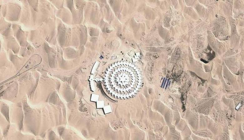 In Cina, nel mezzo del deserto, ha costruito un complesso alberghiero