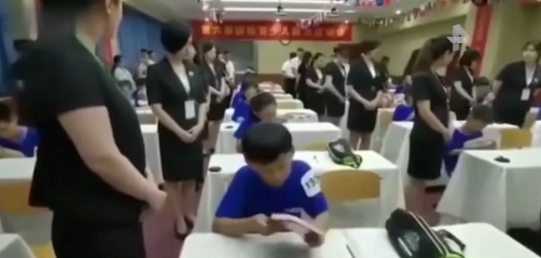 In Cina, agli scolari viene insegnato a leggere 100 mila parole per $ 2 al minuto.