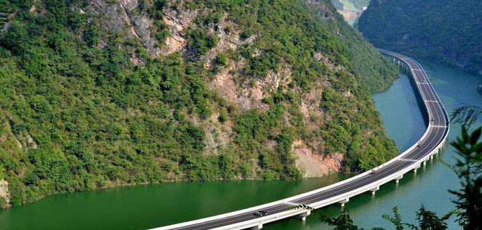 La Cina ha guadagnato un meraviglioso ponte lungo il fiume