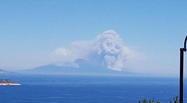 In uno sbuffo di fumo sul Vesuvio apparve un cranio inquietante