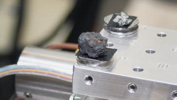 Frammenti di un meteorite vengono studiati nel laboratorio dell'Università Federale degli Urali