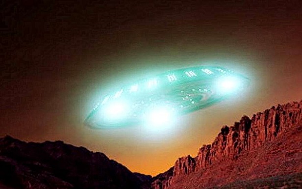 UFO rilevato nello spazio, volando verso Marte