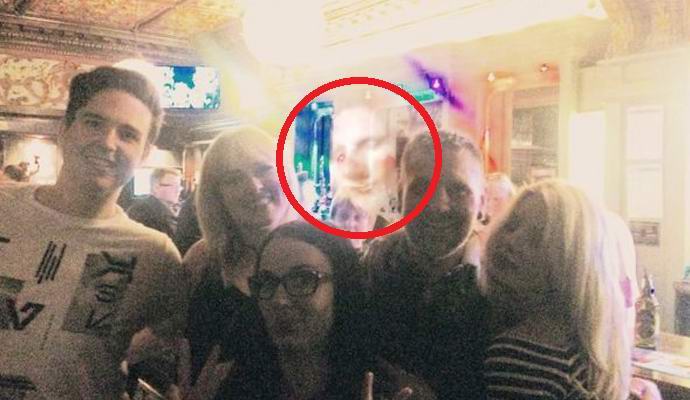 Una faccia spettrale è stata fotografata in un pub di Liverpool