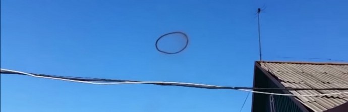 Un cerchio nero è sospeso nel cielo del Kazakistan