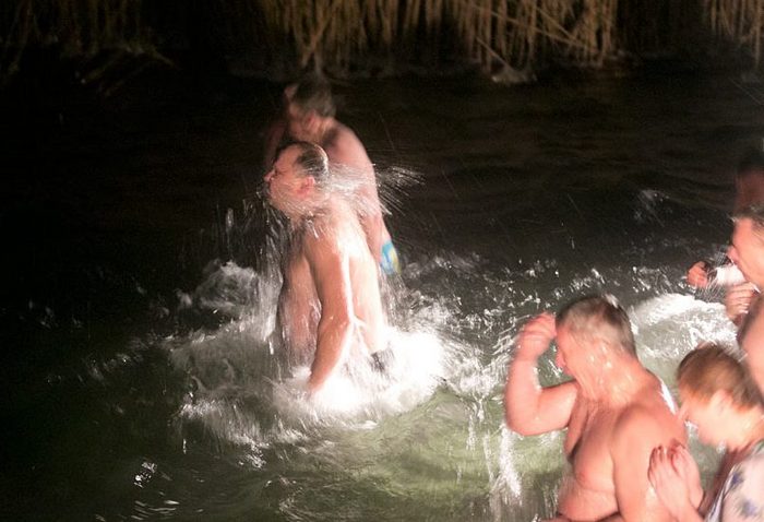 Nella notte di domenica a lunedì, il bagno battesimale si svolgerà in tutta la Russia